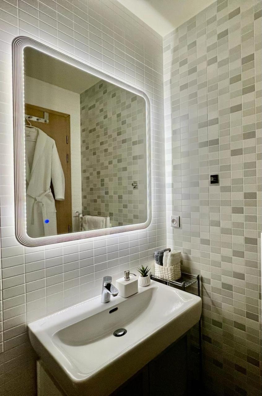 Luxury Apartment In Prague And Free Parking エクステリア 写真